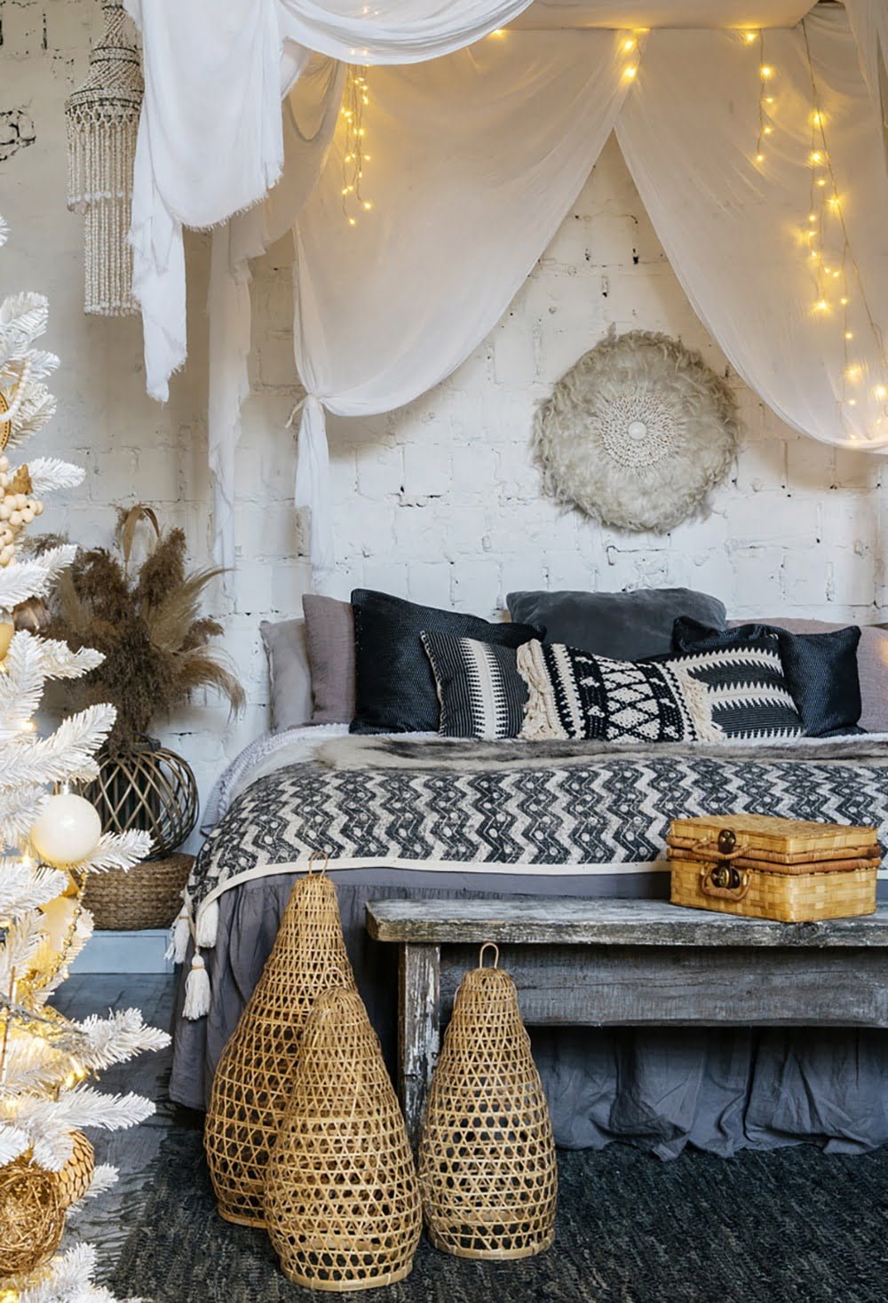 10 Minimalist Black and White Bohemian Bedroom Ideas