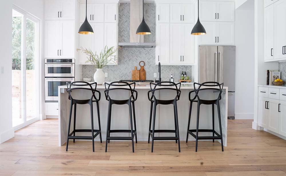White Cabinets Activated by a Push Mechanism and Black Accents