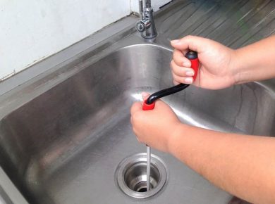 Manual Plumber / Using a Drain Snake