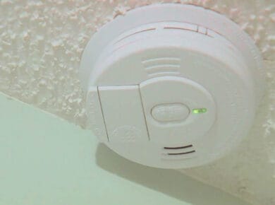 Flashing Green Light on Smoke Detector – What Does It Mean?